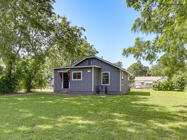 622 E Young Pl — Photo 10