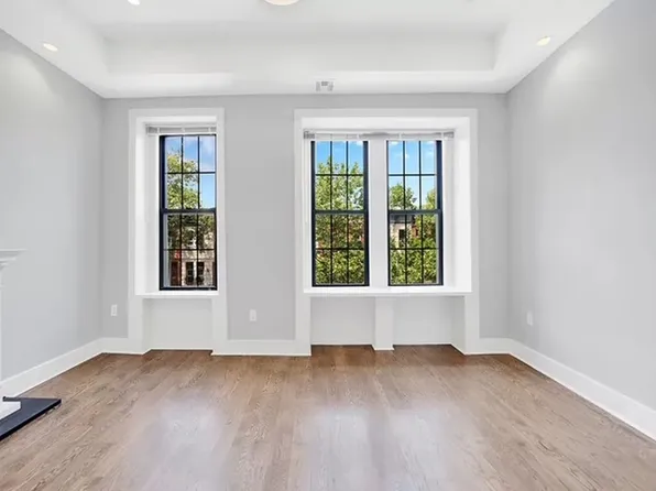 390 Bainbridge Street image 4 of 11