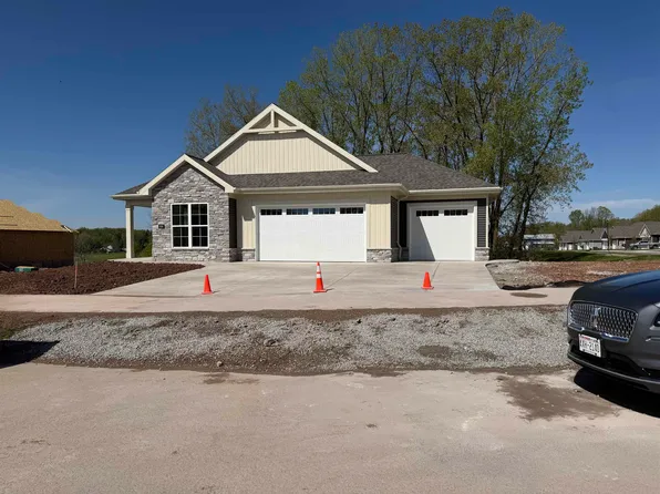 904 Black Swan Dr, Menasha, WI 54952