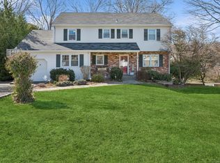 25 Hampton Ln, Stamford, CT 06903