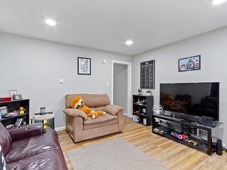 4354 Crittenden Ave — Photo 8