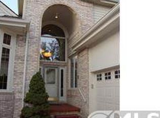 38136 S Vista Dr, Livonia, MI 48152