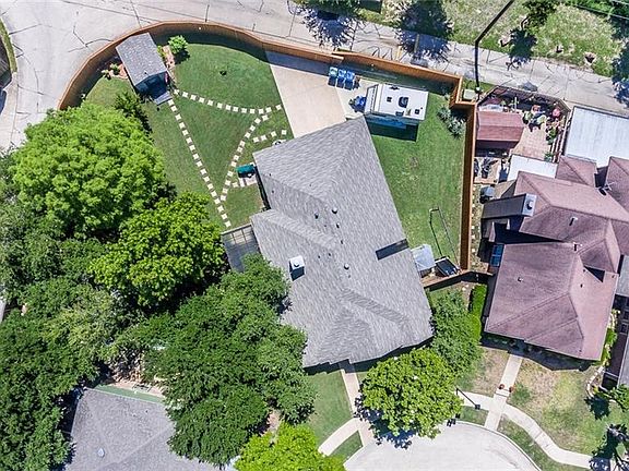 2nd image of 1606 Foxwood Dr
