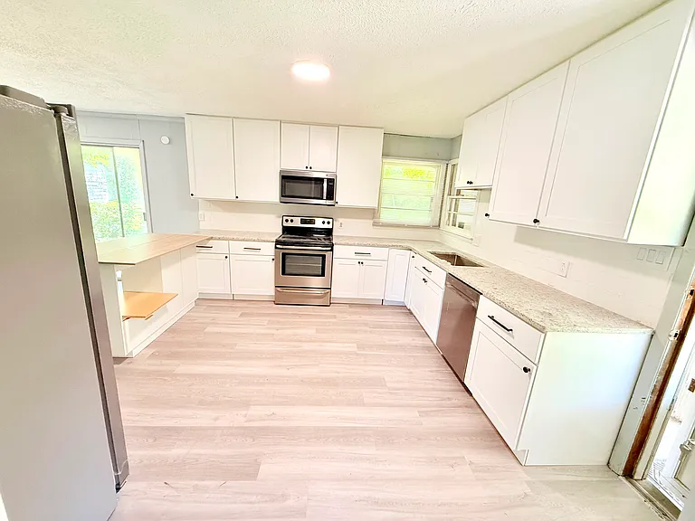 3130 Bancroft Ave — Photo 12