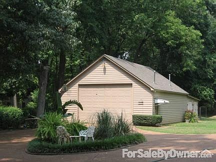 Workshop
						:
						Heated workshop