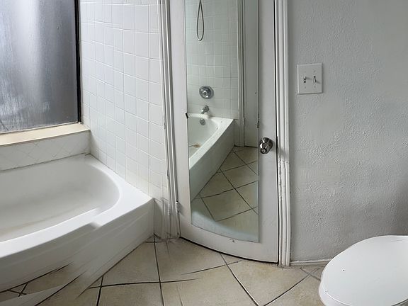 3rd image of 602 Bellaire Dr APT B