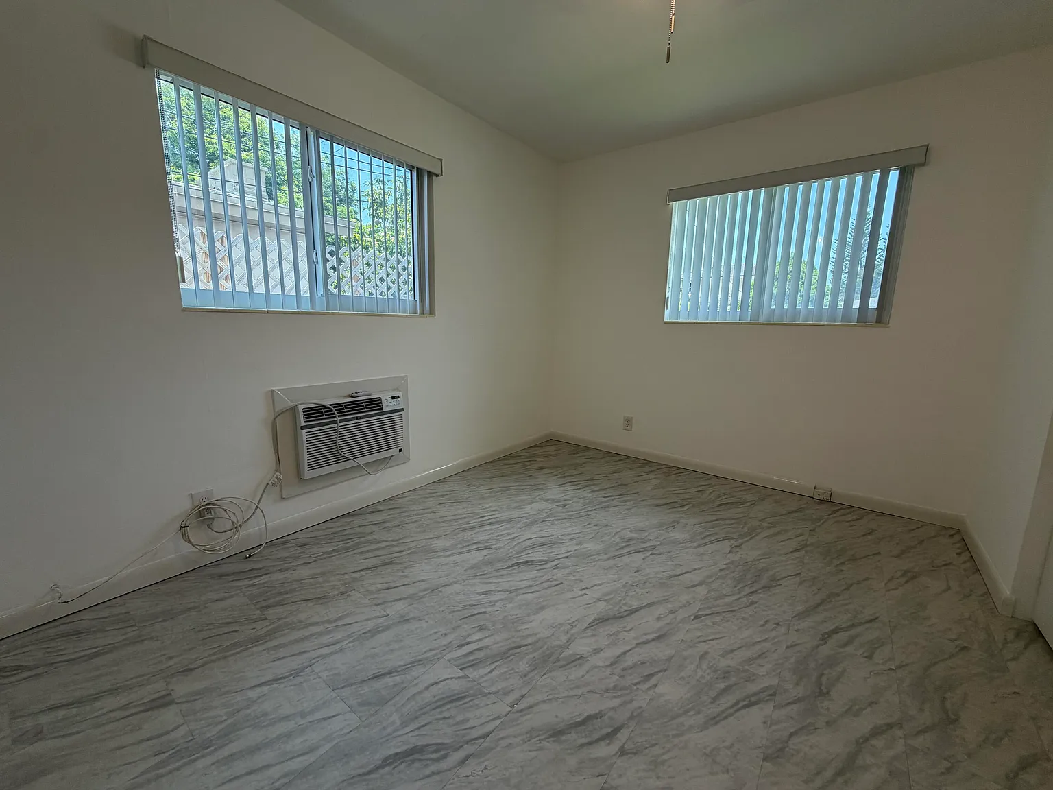 1 bed, 1.0 bath, 400 sqft, $1,300 — Photo 2