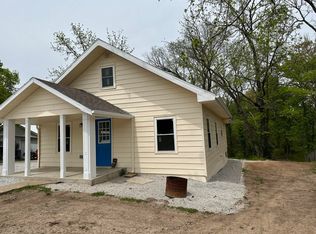 743 E Walnut St, Bolivar, MO 65613