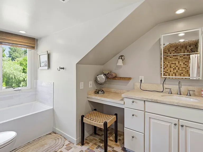 284 E Blithedale Ave — Photo 47