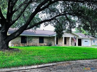 102 Mraz St, Yoakum, TX 77995