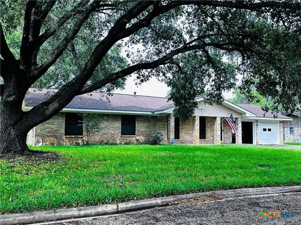 102 Mraz St, Yoakum, TX 77995