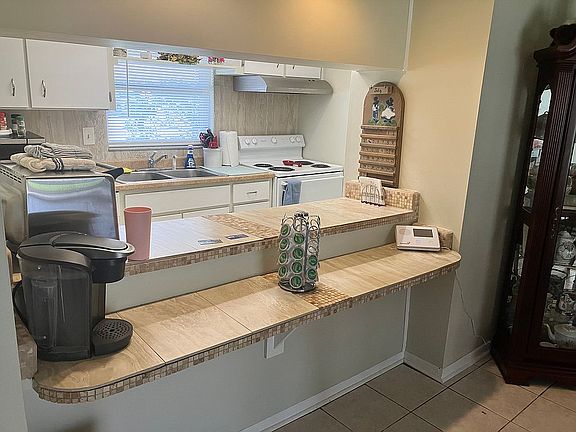 Kitchen with breakfast bar
