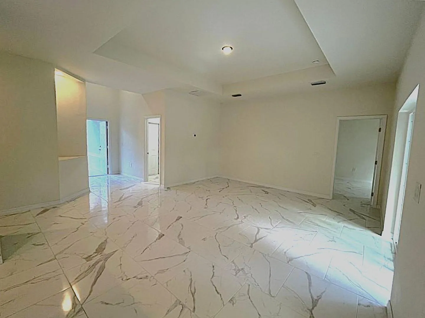 Large 4 Bedroom, 3 Bath, 2 Car Garage-Move In Ready! — Photo 2
