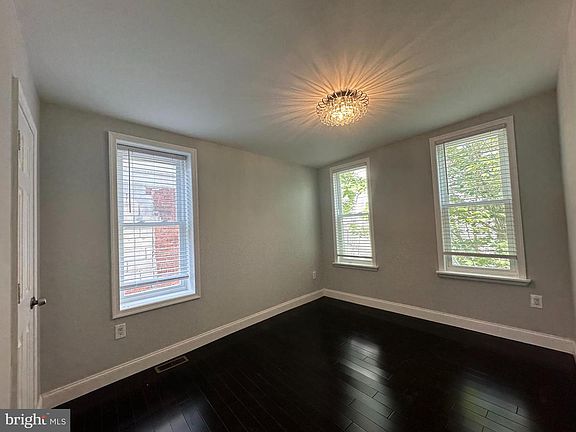 5th image of 2231 Tasker St