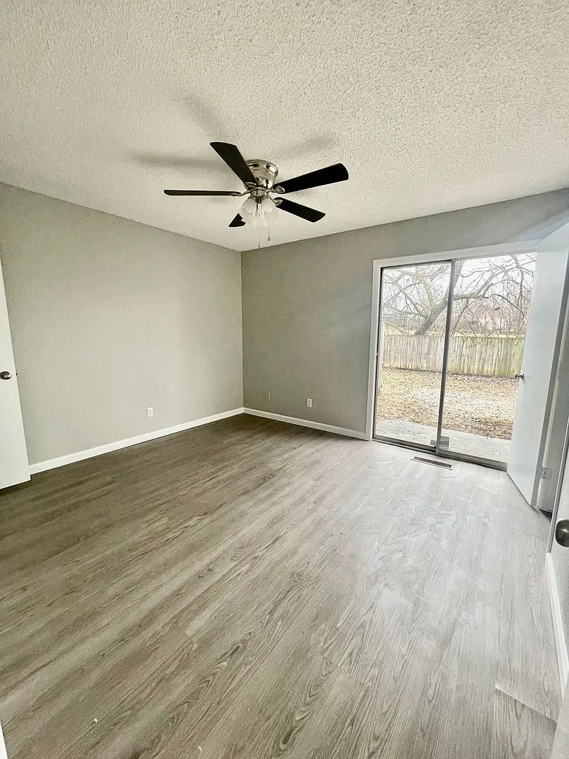 910 E Quincy St — Photo 3