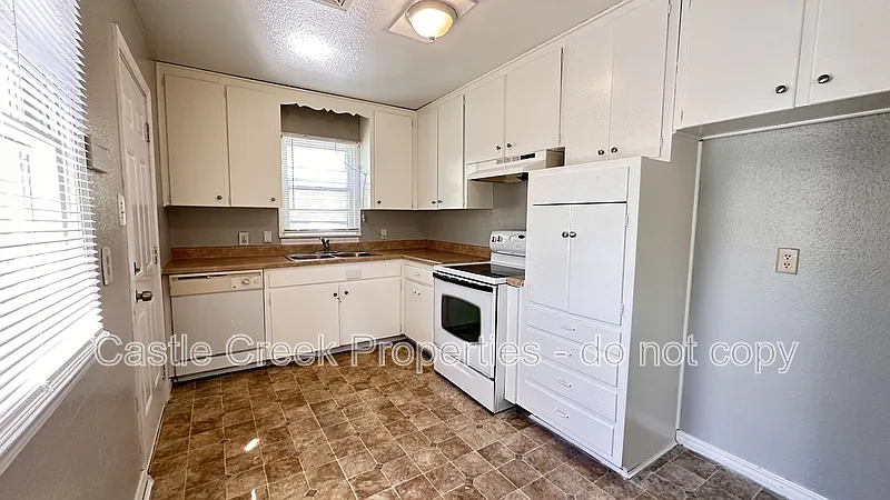 3 bed, 1.0 bath, 900 sqft, $1,075 — Photo 3