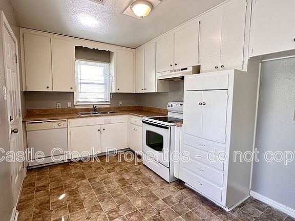 3rd image of 1104 Hickory Ln