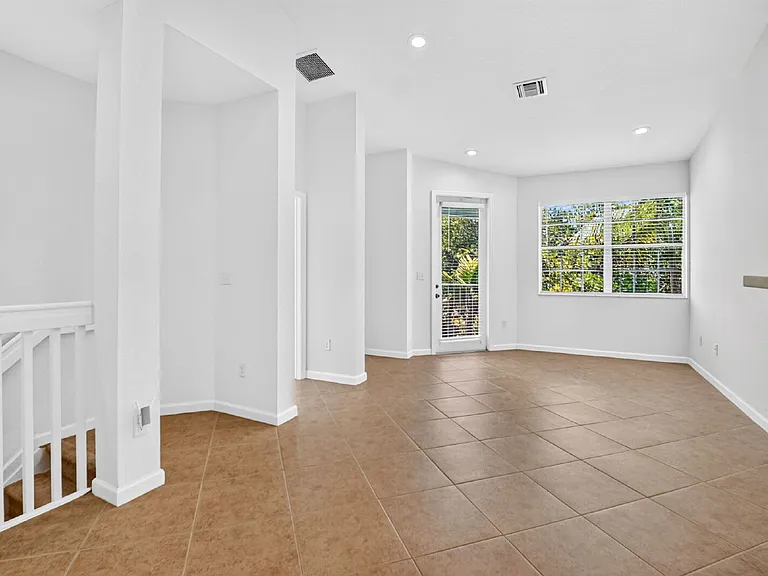 3199 Laurel Ridge Cir — Photo 9