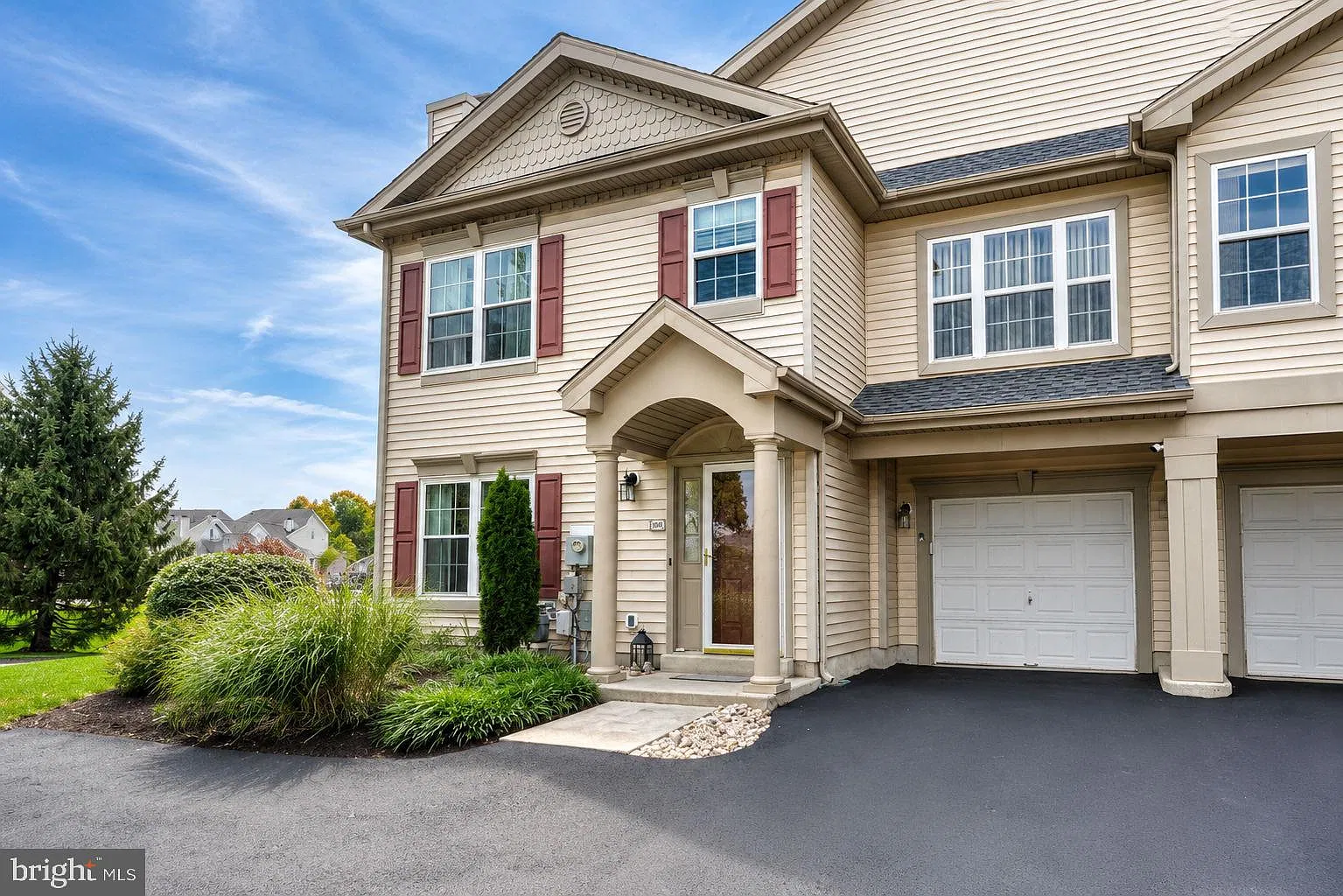 3 bed, 2.5 bath, 1500 sqft, $3,000 — Photo 1