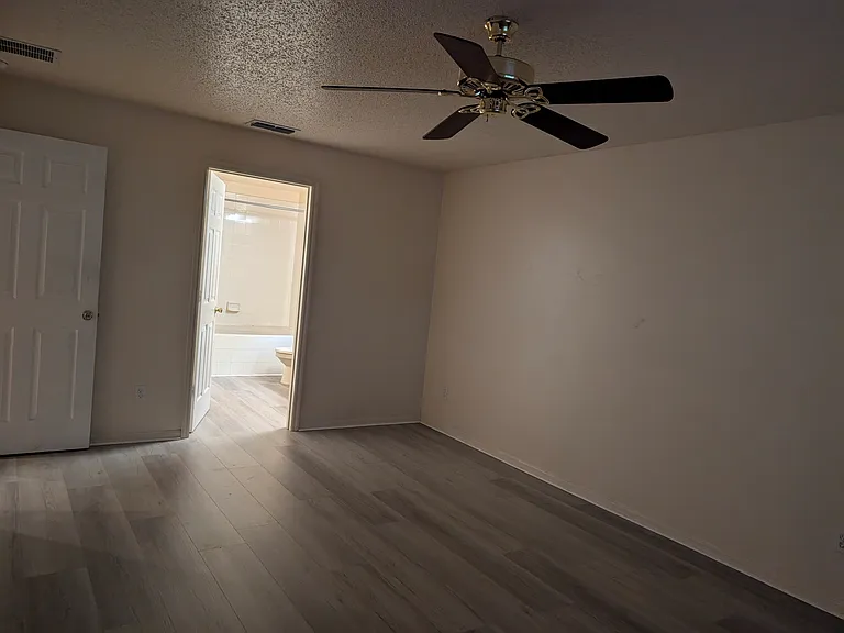 452 E Hillcrest St — Photo 6