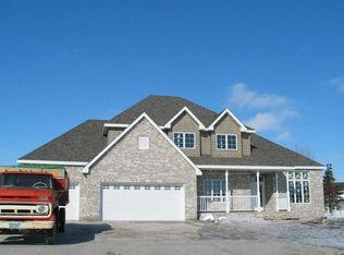 5702 Pinehurst Dr, Grand Forks, ND 58201