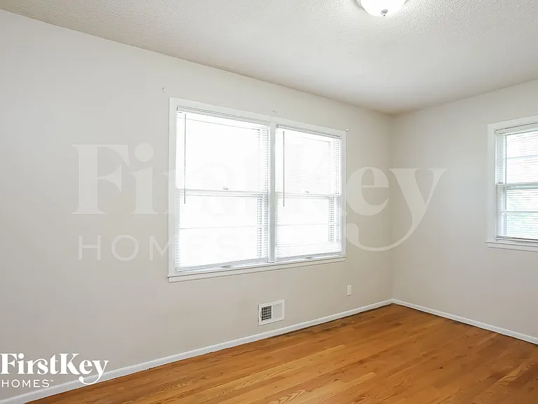 1043 E Lexington Ave — Photo 9