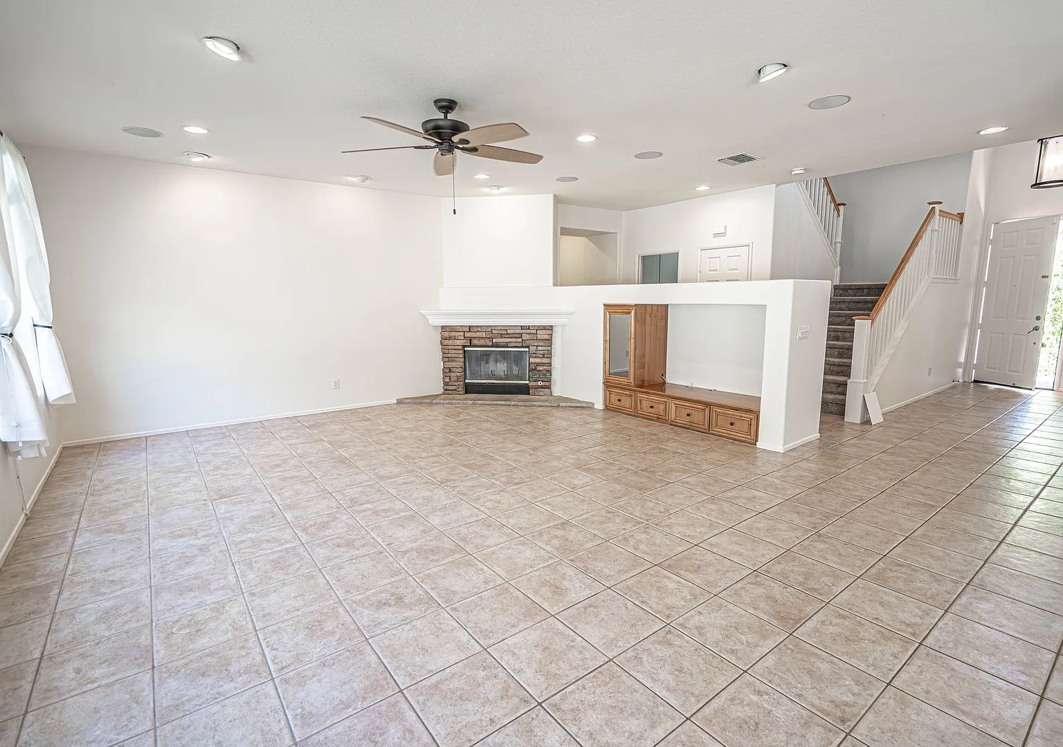 Coming Soon! 5 Bedroom Home For Rent In Santa Clarita!! — Photo 3