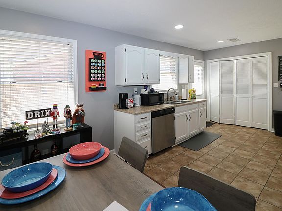 5th image of 741 32nd St #743