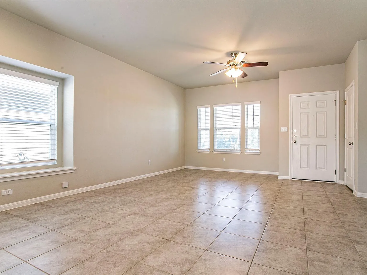3 bed, 2.5 bath, 1336 sqft, $1,900 — Photo 2