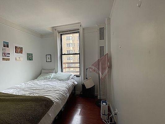 4th image of 137 E 35th St APT 3R