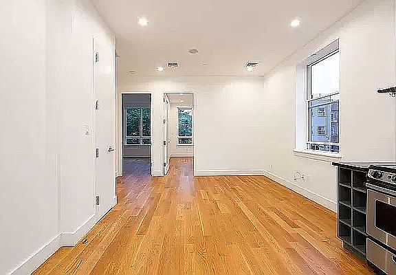 2nd image of 820 Dekalb Ave #2R