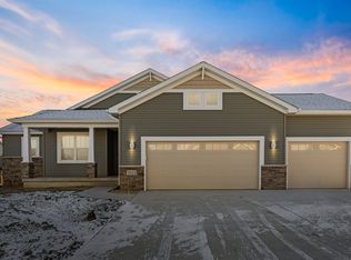 2824 Arbor Ridge Rd, Cedar Falls, IA 50613