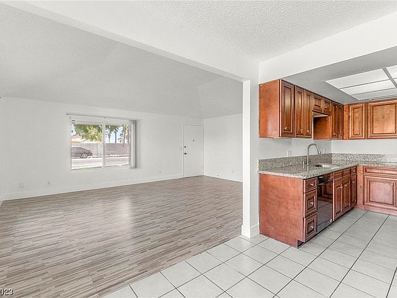 5th image of 270 Shadybrook Ln Unit A