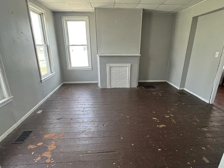 912 W High St — Photo 8
