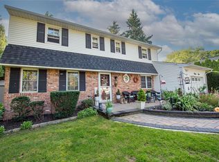88 Boxwood Dr, Kings Park, NY 11754