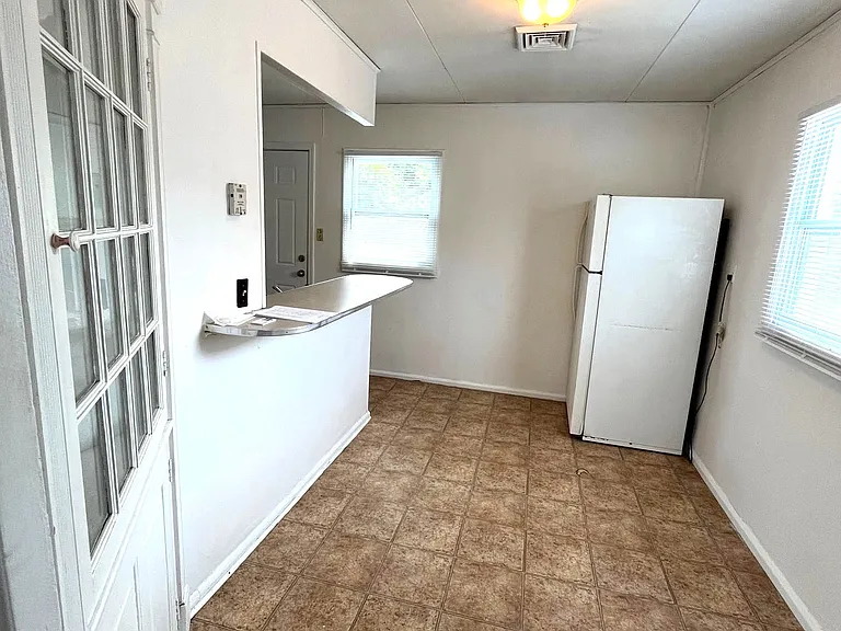 1620 Melrose Dr — Photo 4