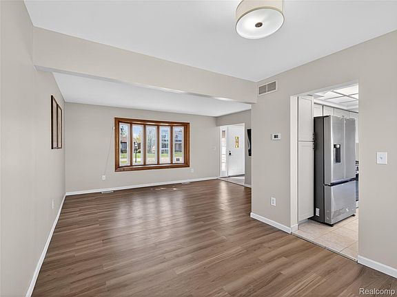 5th image of 4667 Bloomfield Dr