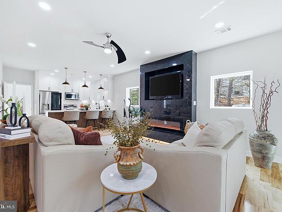 5th image of 1034 Greenview