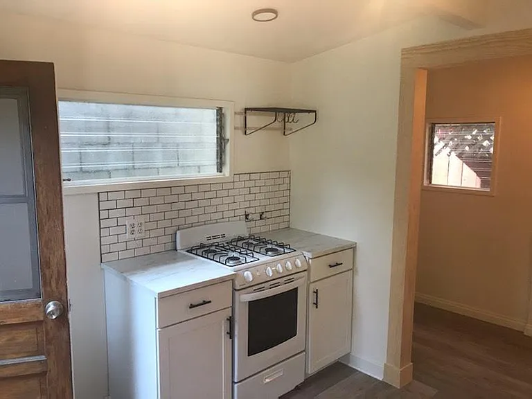 910 E Elk Ave #A — Photo 10
