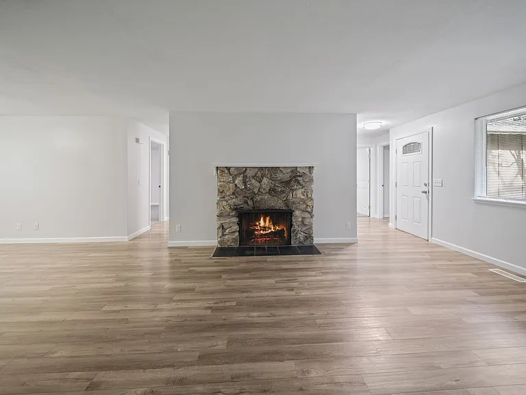 4323 Glen Terra Dr SE — Photo 4