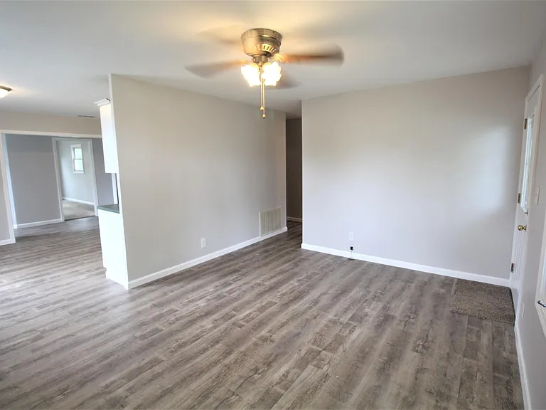 1229 Southlea Dr — Photo 2