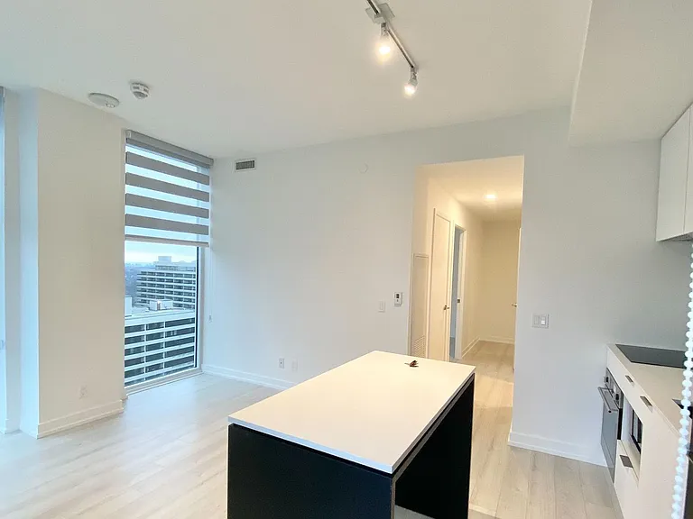 33 Helendale Ave #1906 — Photo 5
