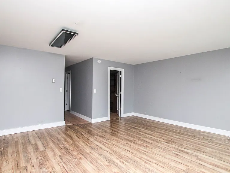 1 E Scott St #505 — Photo 4