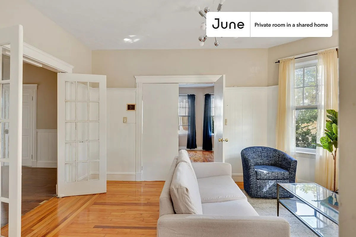 Queen bedroom in 4 bed/1 bath home in Dorchester Center #567 D — Photo 4