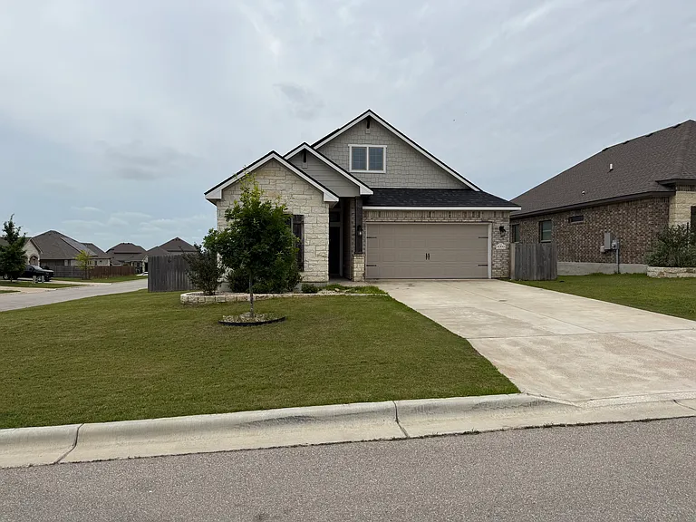 5060 Dickinson Loop — Photo 1