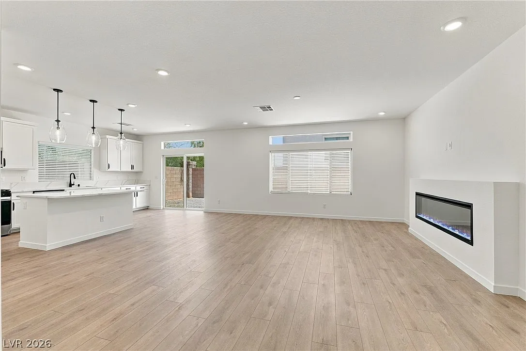 4 bed, 3.5 bath, 2601 sqft, $2,950 — Photo 3