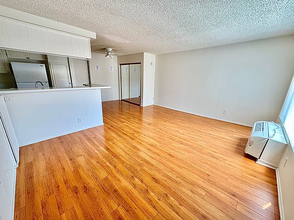 3rd image of 5229 Riverton Ave #10