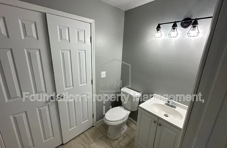1663 Humber St — Photo 18