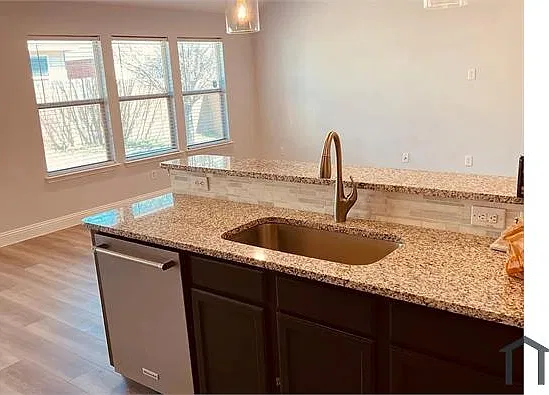 3 bed, 1696 sqft, $2,500 — Photo 3