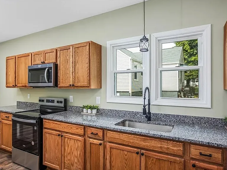 2335 NW Greenway Ave — Photo 7